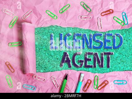 Agent sous licence de texte d'écriture manuscrite. Photo conceptuelle vendeur autorisé et accrédité de polices d'assurance Banque D'Images