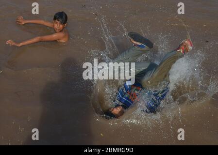 Lahore, Pakistan. 10 mai 2020. Un jeune pakistanais qui profite d'un bain dans l'eau du canal pour combattre la chaleur et se soulager du temps chaud à Ramazan-ul-Mubarak à Lahore. (Photo de Rana Sajid Hussain/Pacific Press) crédit: Pacific Press Agency/Alay Live News Banque D'Images