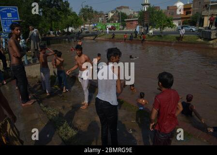 Lahore, Pakistan. 10 mai 2020. Un jeune pakistanais qui profite d'un bain dans l'eau du canal pour combattre la chaleur et se soulager du temps chaud à Ramazan-ul-Mubarak à Lahore. (Photo de Rana Sajid Hussain/Pacific Press) crédit: Pacific Press Agency/Alay Live News Banque D'Images