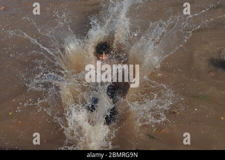 Lahore, Pakistan. 10 mai 2020. Un jeune pakistanais qui profite d'un bain dans l'eau du canal pour combattre la chaleur et se soulager du temps chaud à Ramazan-ul-Mubarak à Lahore. (Photo de Rana Sajid Hussain/Pacific Press) crédit: Pacific Press Agency/Alay Live News Banque D'Images