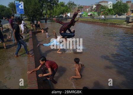 Lahore, Pakistan. 10 mai 2020. Un jeune pakistanais qui profite d'un bain dans l'eau du canal pour combattre la chaleur et se soulager du temps chaud à Ramazan-ul-Mubarak à Lahore. (Photo de Rana Sajid Hussain/Pacific Press) crédit: Pacific Press Agency/Alay Live News Banque D'Images