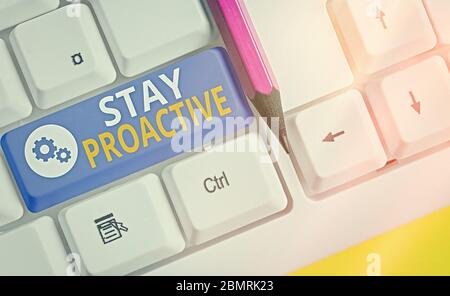 Écriture manuscrite rester proactive. Photo conceptuelle prenant sa propre décision d'anticiper les événements Banque D'Images