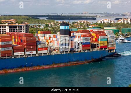 Miami Beach, Floride, les bateaux à conteneurs quittent partiellement le port en passant par l'île de pêcheur par le gouvernement coupé près de South Beach du port de miami Banque D'Images