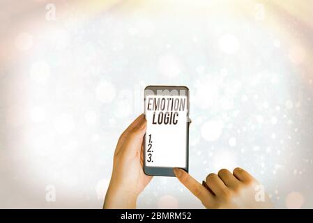 Note d'écriture montrant la logique émotionnelle. Concept d'affaires pour coeur ou âme de cerveau ou confusion d'intelligence équilibre égal Banque D'Images
