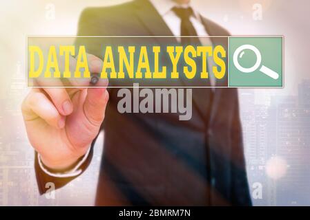 L'écriture de texte Word analystes de données. Photo d'entreprise présentation Concevoir et créer programmeur rapport identifie les patterns Banque D'Images