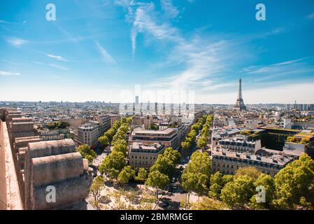 Magnifique vue panoramique de Paris avec la Tour Eiffel depuis le toit de l'Arc de Triomphe. France. Banque D'Images