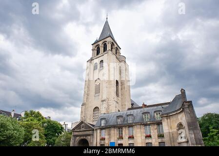 L'église Saint Germain des Prés à Paris. Ciel nuageux. Temps pluvieux. Banque D'Images