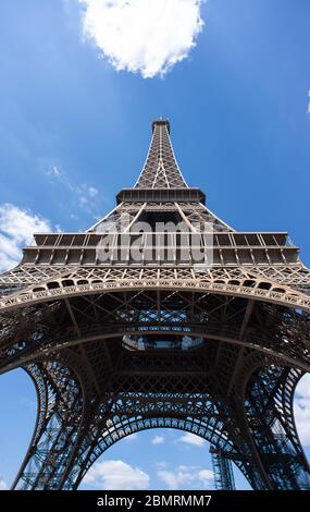 La Tour Eiffel à Paris sur fond de ciel bleu. France. Vue de dessous. Meilleure destination en Europe. Banque D'Images