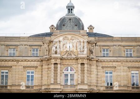 Façade du Palais dans les Jardins du Luxembourg à Paris, France. Sénat français. Banque D'Images