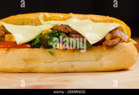 Délicieux poulet de fieasta avec laitue au fromage et tomates servis sur une table en bois. Banque D'Images