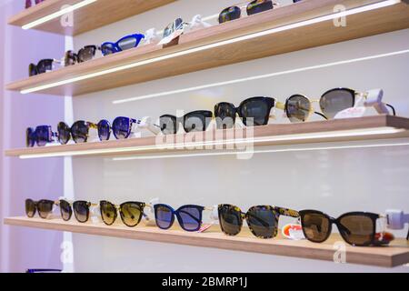 Etagères Storefront de diverses lunettes de soleil modernes dans le magasin de détail de l'aéroport 2020 Banque D'Images