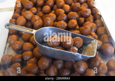 Beaucoup de petits beignets ronds frits, simples, sans sirop ni sauce. Grand bol de beignets isolés, prêts à être servis pendant le festival de la nourriture ou c Banque D'Images