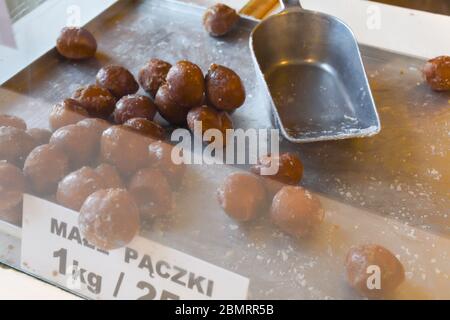 Beaucoup de petits beignets ronds frits, simples, sans sirop ni sauce. Grand bol de beignets isolés, prêts à être servis pendant le festival de la nourriture ou c Banque D'Images