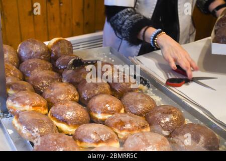 Beaucoup de petits beignets ronds frits, simples, sans sirop ni sauce. Grand bol de beignets isolés, prêts à être servis pendant le festival de la nourriture ou c Banque D'Images