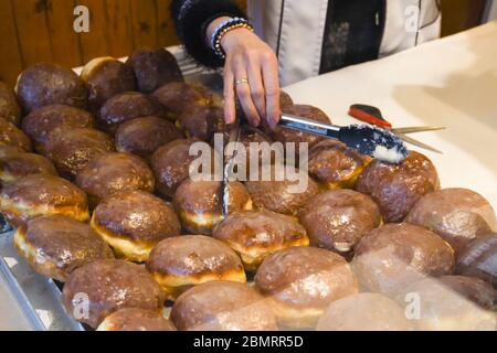 Beaucoup de petits beignets ronds frits, simples, sans sirop ni sauce. Grand bol de beignets isolés, prêts à être servis pendant le festival de la nourriture ou c Banque D'Images