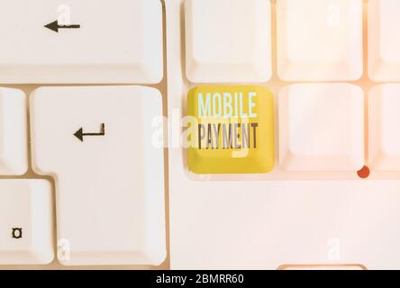 Note d'écriture indiquant le paiement mobile. Concept commercial pour les paiements sans espèces effectués par le biais d'appareils électroniques portables Banque D'Images