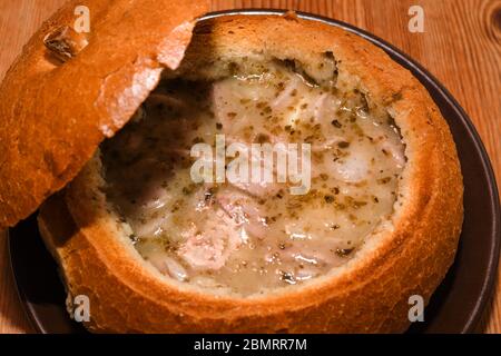 White Barszcz Zurek (sour Bread Soup): Żur (polonais: żur, diminutif: żurek) est une soupe faite de farine de seigle sourée (semblable à la levain) et de viande (po bouillie Banque D'Images