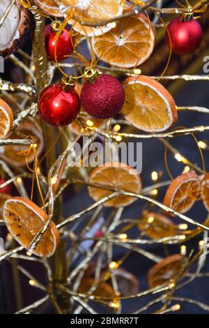 Décorations de Noël sur le marché de Vienne. A vendre sur le salon de Noël en Europe occidentale, Vienne, Autriche. Boules d'or, bulbes, bulles, décoration Banque D'Images