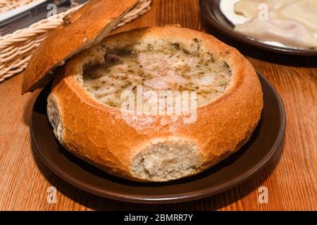 White Barszcz Zurek (sour Bread Soup): Żur (polonais: żur, diminutif: żurek) est une soupe faite de farine de seigle sourée (semblable à la levain) et de viande (po bouillie Banque D'Images