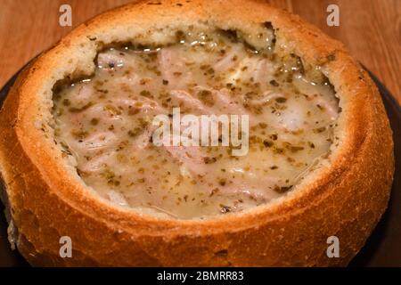 White Barszcz Zurek (sour Bread Soup): Żur (polonais: żur, diminutif: żurek) est une soupe faite de farine de seigle sourée (semblable à la levain) et de viande (po bouillie Banque D'Images