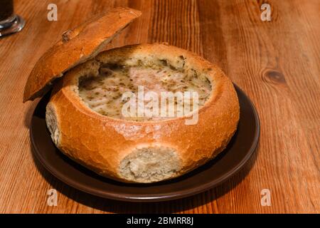 White Barszcz Zurek (sour Bread Soup): Żur (polonais: żur, diminutif: żurek) est une soupe faite de farine de seigle sourée (semblable à la levain) et de viande (po bouillie Banque D'Images