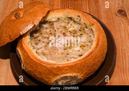 White Barszcz Zurek (sour Bread Soup): Żur (polonais: żur, diminutif: żurek) est une soupe faite de farine de seigle sourée (semblable à la levain) et de viande (po bouillie Banque D'Images