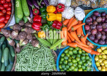 Légumes frais à vendre sur le marché de la nourriture de rue dans la vieille ville de Hanoi, Vietnam. Gros plan, vue de dessus Banque D'Images