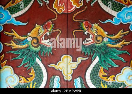 Un dragon peint à la porte d'un temple ancien à Hoi an vieille ville, Vietnam. Le motif dragon de l'art chinois antique, peinture Dragon dans le temple Banque D'Images