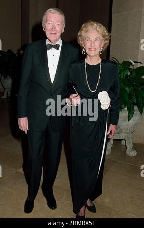 LOS ANGELES, CALIFORNIE. 30 janvier 1993 : l'acteur James Stewart et son épouse Gloria Hatrick McLean à l'événement Scopus Award en hommage à Aaron Spelling à l'hôtel Beverly Hilton, Beverly Hills. Photo de fichier © Paul Smith/Featureflash Banque D'Images