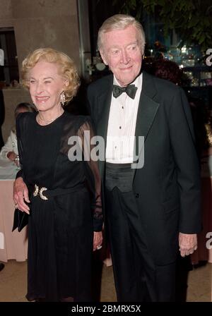 LOS ANGELES, CALIFORNIE. 29 janvier 1993: L'acteur James Stewart et l'épouse actrice Gloria Hattick McLean assistent à l'Archerd de l'Armée des salutes de variété quotidienne à l'Hôtel Beverly Hilton, Beverly Hills. Photo de fichier © Paul Smith/Featureflash Banque D'Images