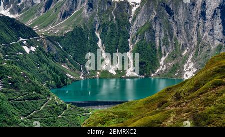Barrage et lac Morasco dans la haute vallée de Formazza, vue aérienne par une journée ensoleillée d'été Banque D'Images