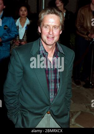 LOS ANGELES, CALIFORNIE. 22 février 1993: Acteur Michael Douglas à la première de 'Falling Down' à Los Angeles. Photo de fichier © Paul Smith/Featureflash Banque D'Images