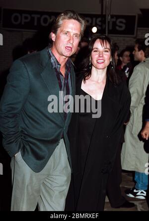 LOS ANGELES, CALIFORNIE. 22 février 1993 : acteur Michael Douglas et actrice Barbara Hershey à la première de « Falling Down » à Los Angeles. Photo de fichier © Paul Smith/Featureflash Banque D'Images