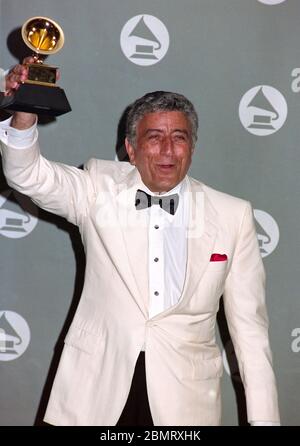 LOS ANGELES, CALIFORNIE. 24 février 1993 : chanteur Tony Bennett aux Grammy Awards 1993 à Los Angeles. Photo de fichier © Paul Smith/Featureflash Banque D'Images