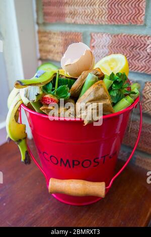 Cuisine bac à compost avec les déchets alimentaires prêts pour le tas de compost. Banque D'Images