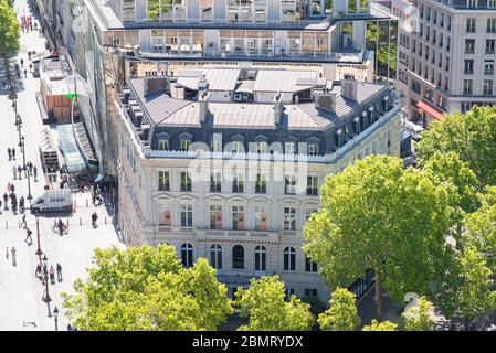 Paris. France - 15 mai 2019 : ancien bâtiment sur l'avenue des champs Elysées à côté de l'Arc de Triomphe. Vue de l'Arc de Triomphe à Paris. France. Banque D'Images