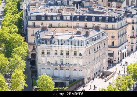 Paris. France - 15 mai 2019 : ancien bâtiment sur l'avenue des champs Elysées à côté de l'Arc de Triomphe. Vue de l'Arc de Triomphe à Paris. France. Banque D'Images