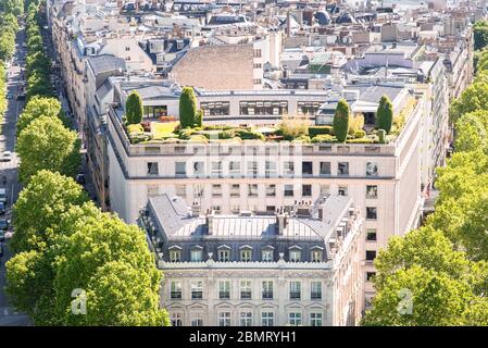 Paris. France - 15 mai 2019 : ancien bâtiment sur l'avenue des champs Elysées à côté de l'Arc de Triomphe. Vue de l'Arc de Triomphe à Paris. France. Banque D'Images