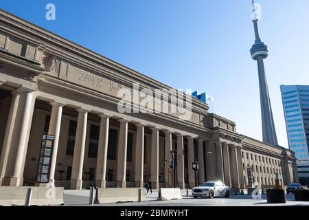 La rue Front, au centre-ville de Toronto, a été presque vide l'après-midi, devant la gare Union, la Tour CN en arrière-plan. Banque D'Images