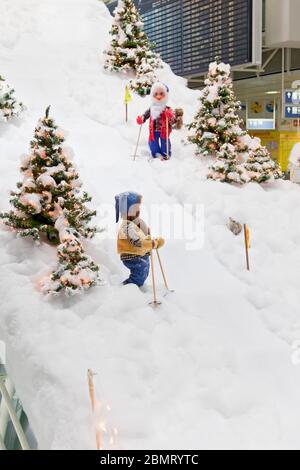 MUNICH, ALLEMAGNE – 24 DÉCEMBRE 2009 : décorations de Noël à l'aéroport de Munich en Allemagne. Décoration station de ski, gnomes ski entre arbres de Noël Banque D'Images