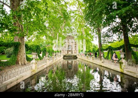 Paris. France - 17 mai 2019 : Fontaine Medici dans le jardin du Luxembourg. Paris. France. Banque D'Images