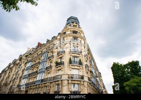 Paris. France - 17 mai 2019 : beau bâtiment ancien situé au carrefour de la rue Auguste Comte et de l'avenue de l'Observatoire à Paris Banque D'Images