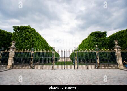 Paris. France - 17 mai 2019 : porte d'entrée des jardins du Luxembourg à Paris, France. Vue de la rue Auguste Comte. Banque D'Images