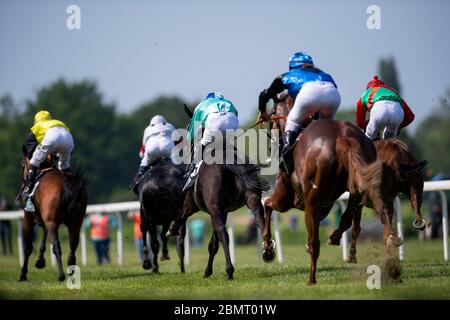 Feature, foule, champ en action, photographié de l'arrière, course 8e prix de la catégorie E de Duempten, course hippique, journée de course à l'hippodrome de Raffelberg, le 9 mai 2020 à Muelheim an der Ruhr/Allemagne. Â | utilisation dans le monde entier Banque D'Images