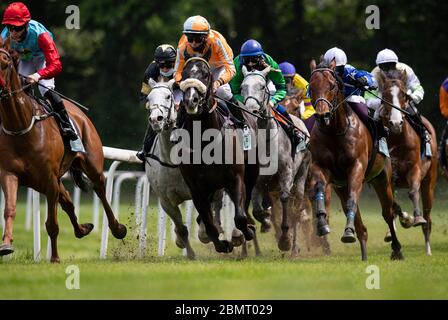 Feature, foule, champ d'action, course 4ème prix de Heissen, catégorie F, course hippique, jour de course à l'hippodrome de Raffelberg, le 9 mai 2020 à Muelheim an der Ruhr/Allemagne. Â | utilisation dans le monde entier Banque D'Images