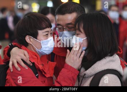 (200511) -- BEIJING, 11 mai 2020 (Xinhua) -- Luo Yueying (L), infirmière du premier hôpital affilié de l'Université médicale de Chongqing, dit au revoir à sa fille Wang Yike et à son mari Wang Zhiling avant de partir pour la ville de Xiaogan de la province de Hubei depuis l'aéroport international de Jiangbei dans le sud-ouest de la Chine Chongqing le 26 janvier 2020. La Journée internationale des infirmières est célébrée dans le monde entier le 12 mai, à l'occasion de l'anniversaire de Florence Nightingale. Le thème choisi cette année par le Conseil international des infirmières est « soins infirmiers au monde de la santé ». (Xinhua/Wang Quanchao) Banque D'Images