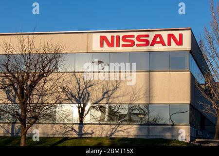 Logo Nissan Motor Co. Sur le côté de leur siège social canadien (Nissan Canada Inc.) près de Toronto. Banque D'Images