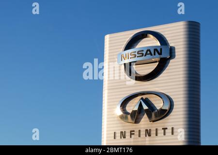 Les logos Nissan et Infiniti sur une enseigne à leur siège social canadien près de Toronto. Banque D'Images