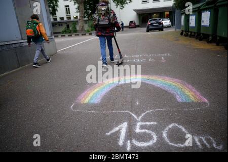 Cologne, Allemagne. 11 mai 2020. Après une longue pause, les écoliers vont à nouveau à l'école primaire de Cologne-Ehrenfeld. Les écoles ont été fermées pendant longtemps, tout comme les boutiques et les restaurants, pour ralentir la propagation du virus corona. Credit: Henning Kaiser/dpa/Alay Live News Banque D'Images
