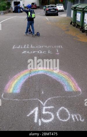Cologne, Allemagne. 11 mai 2020. Après une longue pause, les écoliers vont à nouveau à l'école primaire de Cologne-Ehrenfeld. Les écoles ont été fermées pendant longtemps, tout comme les boutiques et les restaurants, pour ralentir la propagation du virus corona. Credit: Henning Kaiser/dpa/Alay Live News Banque D'Images
